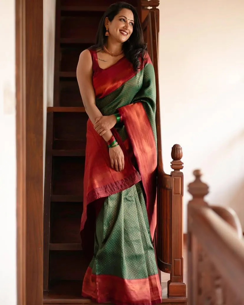 Enticing Dark Green Soft Silk Saree With Prominent Blouse Piece