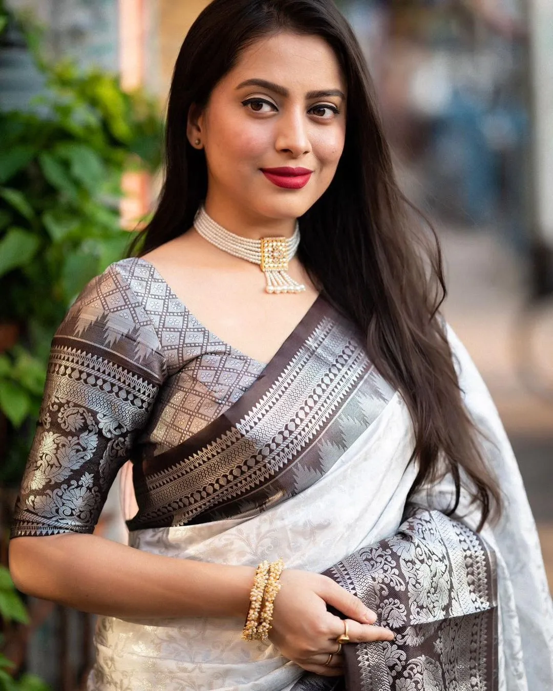 Eye-catching Off White Soft Silk Saree With Beautiful Blouse Piece