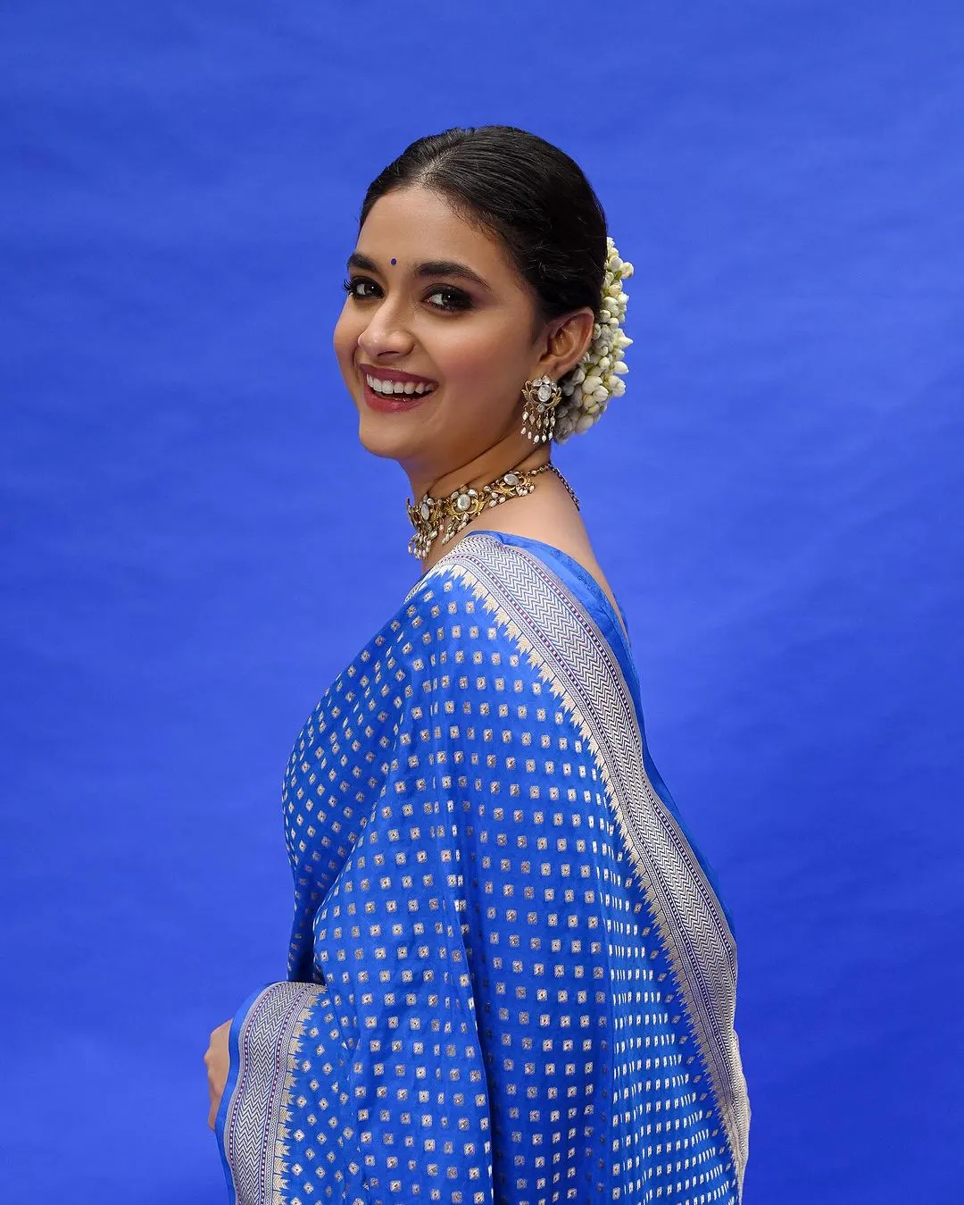 Unequalled Royal Blue Soft Silk Saree With Smashing Blouse Piece